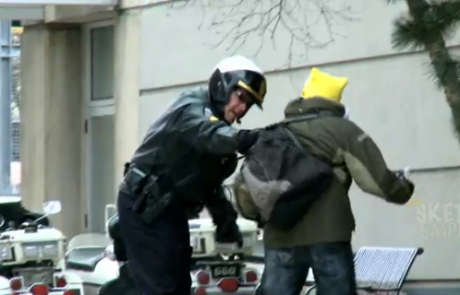 VIDEO: Ko se malce poigraš s policaji