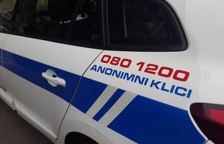 66-letnika pretepla in oropala kar pred njegovim domom