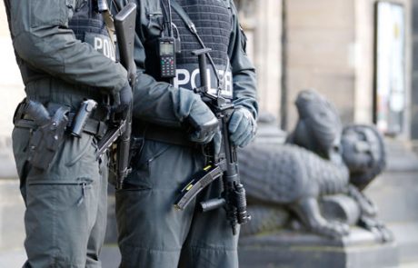 Umrl policist, ki ga je hudo ranil nemški neonacist