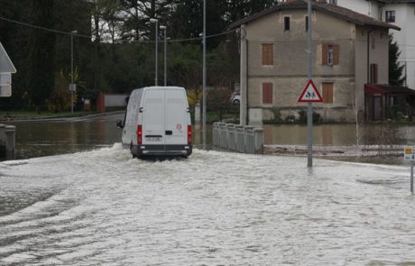 Na Vipavskem poplave zaradi dežja, reka Vipava pa še kar narašča