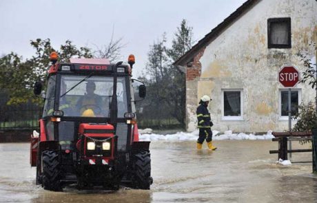 Meteorna voda poplavljala kleti na Gorenjskem