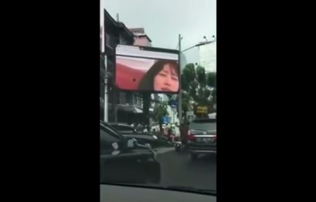 V času prometne konice na zaslonu za oglaševanje predvajali pornografski film (Video)
