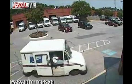 KAOS: Poštarju pobegnil avto in krožil po parkirišču