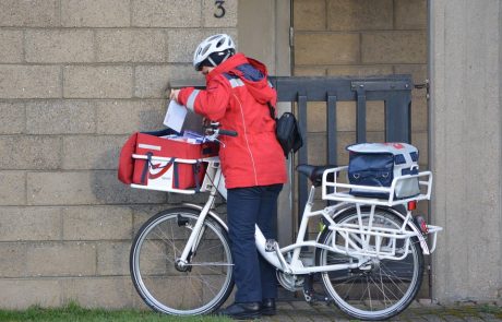 Napadla raznašalca časopisa in mu ukradla kolo z motorjem