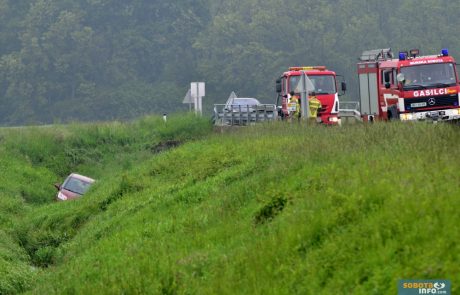 Vozilo zdrsnilo s cestišča in pristalo v potoku