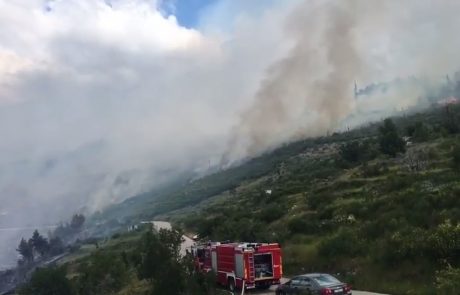 Na območju Makarske obsežen gozdni požar