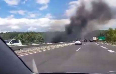 VIDEO: Štajerska avtocesta je bila zaprta zaradi gorečega avtomobila