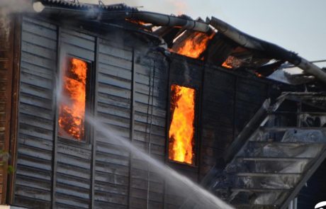 Goreli gospodarsko poslopje, hlev in silos, gasilci reševali živali