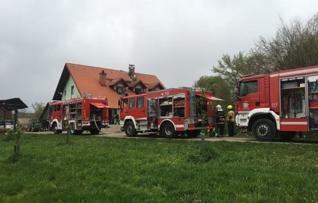 FOTO: Intervencija gasilcev v stanovanjski hiši