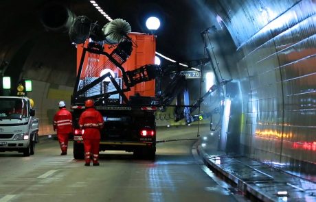 Kaj naredijo Švicarji, ko opazijo umazan predor? Očistijo ga s tem norim tovornjakom!
