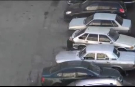 VIDEO: Moški pretepa avtomobile?!