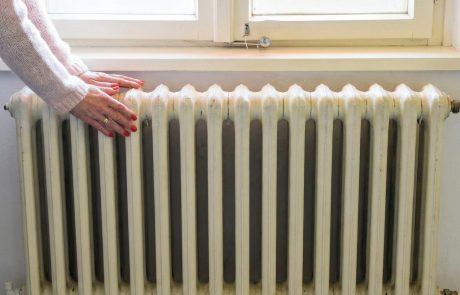 „Preizkusila sem preprost trik za nekaj evrov – dom je občutno toplejši, na računih za elektriko pa sem že prihranila.“