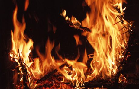 Požar v Zalogu večinoma obvladan, na požarišču še tli