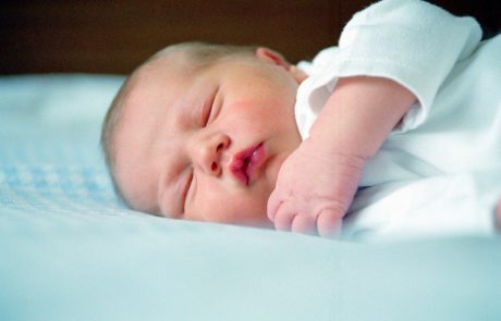 Prvi v letu 2020 se je dve minuti čez polnoč rodil deček Natanael v ljubljanski porodnišnici