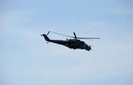 Pri hrvaškem otoku Zlarin blizu Šibenika strmoglavil vojaški helikopter