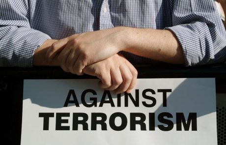 V Veliki Britaniji znižali stopnjo teroristične ogroženosti