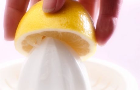 Že vse življenje limone stiskamo narobe: Tukaj je pravi in enostavnejši način