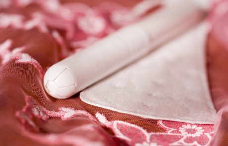 Na Novi Zelandiji napovedali boj proti “menstrualni revščini”: V šolah bodo na voljo brezplačni higienski vložki in tamponi