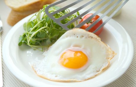 Skrivnosti gospodinj: Uporabni triki pri priravi jajc – poširana, umešana, trdo ali mehko kuhana in ocvrta (video)