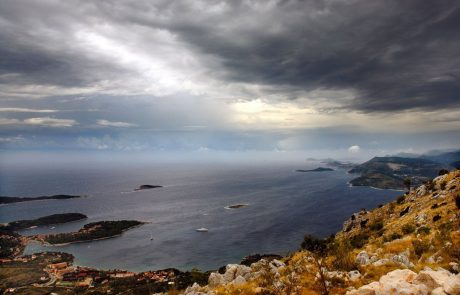 Območje Splita in Dalmacije je v noči na danes prizadelo hudo neurje z močnimi sunki vetra