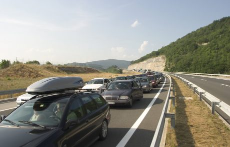Na slovenskih cestah tudi danes zastoji