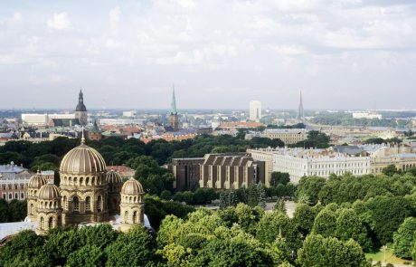 Latvija zaradi porasta okužb spet v zaustavitev javnega življenja, veljalo bo za vse, tudi za cepljene