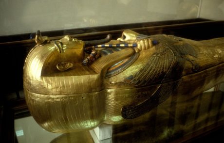 Egipt zahteva preklic dražbe kipa Tutankamonove glave, ki je bila najverjetneje ukradena