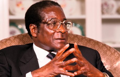 Umrl nekdanji zimbabvejski predsednik Robert Mugabe, ki je državi vladal s trdo roko