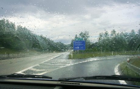 Ponekod po Sloveniji močno dežuje, kar povzroča težave tudi na cestah