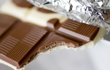 Niti čokolada ne pomaga več: Poraba čokolade v Švici v času pandemije dosegla 40-letno dno