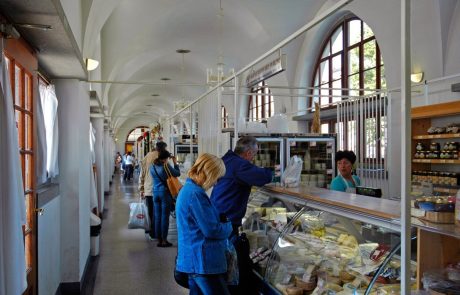 Med epidemijo se je v Sloveniji občutno povečala lokalna potrošnja, trgovci si manejo roke