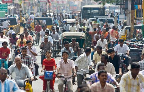 Indija bo prihodnje leto po številu prebivalcev prehitela Kitajsko