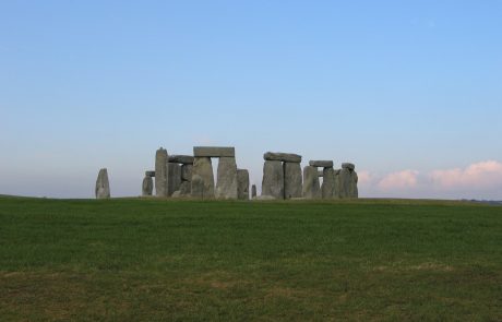 Znanstveniki domnevajo, da bi bil Stonehenge lahko v resnici zgrajen iz kamnov starejšega valižanskega spomenika