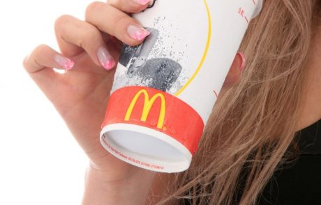 Uslužbenec McDonaldsa razkril skrivnost, povezano s pijačami, ki jih prodajajo