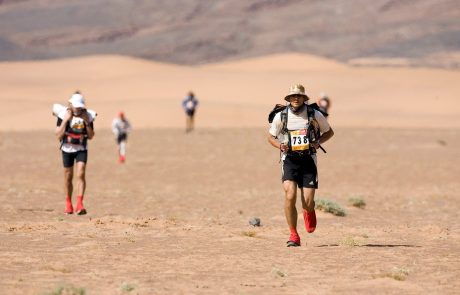 Potepuški kuža, ki je pretekel kar 250 kilometrov na puščavskem maratonu, postal zvezda na twitterju