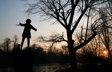 V prvi različici zgodbe je bil Peter Pan nekoliko temačnejši, kljubovalen in prezirljiv škratovski deček