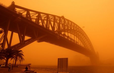 Nebo se je obarvalo v oranžno barvo: Sydney zajel peščeni vihar
