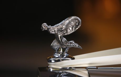 Kaj se zgodi, če poskusimo ukrasti kipec z Rolls-Roycea? (video)