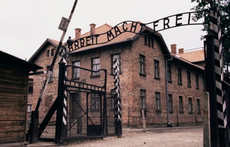 Danes je mednarodni dan spomina na žrtve holokavsta – pred 74 leti so sovjetski vojaki osvobodili preživele v koncentracijskem taborišču Auschwitz