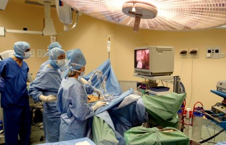 Umetno analno mišico prvič v Sloveniji vstavili v bolnišnici Slovenj Gradec