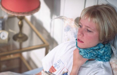 Iz domače lekarne: Obkladki iz skute proti bolečemu grlu