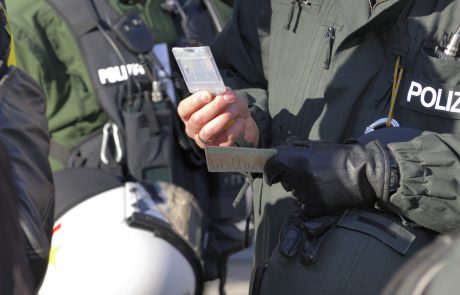 Moški v Münchnu streljal na policiste, ko so ga želeli identificirati