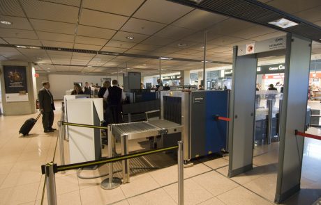 Zaradi težav z dihanjem in pekočih oči potnikov zaprli letališče v Hamburgu