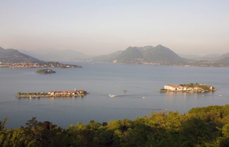 Na italijanskem jezeru se je potopil čoln poln tajnih agentov. Mediji poročajo, da je bil registriran v Sloveniji