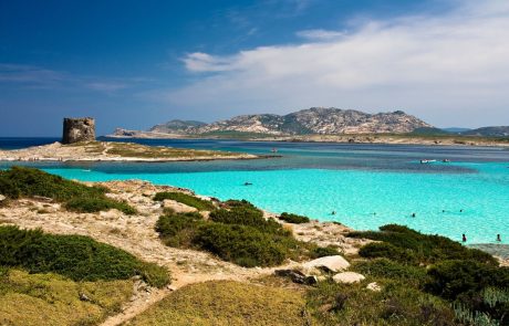 Sardinija napovedala boj proti množičnemu turizmu: Zaračunavala bo vstop na najbolj znamenito plažo