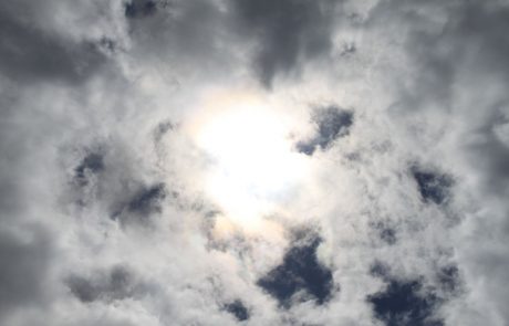 Vreme: Zmerno do pretežno oblačno, le na Primorskem še jasno nebo