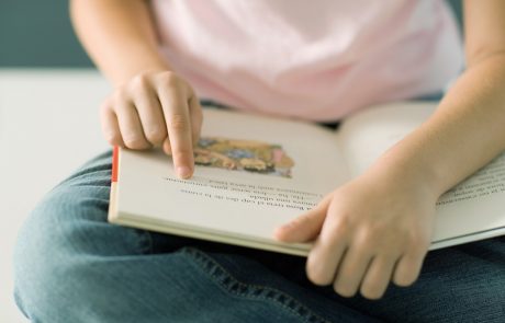 Danes, na rojstni dan Hansa Christiana Andersena, praznujemo mednarodni dan knjig za otroke: “Berimo otroške knjige, da se bodo zgladile gube na čelu starega sveta!”