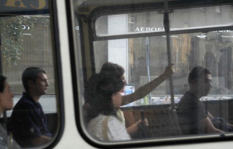 Na avtobusu v Beogradu prišlo do eksplozije, več ranjenih