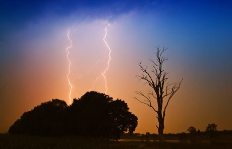 Vreme: Popoldne v znamenju ploh in neviht, možni tudi močnejši nalivi
