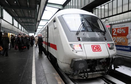 Avstrijci v šoku: Nemec na vlaku z nožem napadel dva potnika